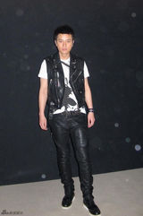 组图：贾乃亮受邀活帅气朋克 被问婚期害羞不答