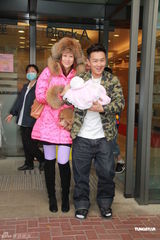 组图：陈浩民接太太出院春风得意 爱女包裹粉嫩可人