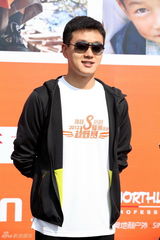 组图：佟大为与郑渊洁为公益领跑 运动装酷劲足