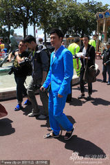 组图：冯绍峰带伤拄拐似绅士 悠闲坐观光车逛沙滩