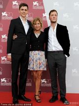 组图：《另一个家园》发布会 导演手舞足蹈