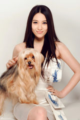 组图：宁丹琳登时尚杂志 清雅妩媚与宠物接触