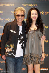 组图：莫文蔚低胸裙装出席活动 银色高跟鞋性感