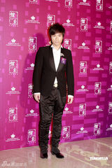 幻灯图：阿娇性感出席酒会 古巨基称被催婚压力大