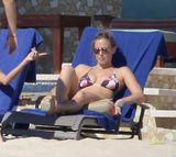组图：莱奥纳多女友芭儿-拉法莉穿比基尼晒日光