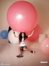 幻灯图：文咏珊拍摄广告特辑 秀夏日少女运动风