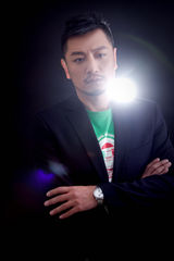 组图：张洪睿魅影写真 清新不失刚毅