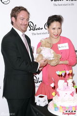 组图：袁彩云将产女 方中信愿尽好爸爸责任