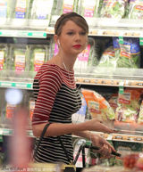 组图：斯威夫特购物耳机不离身 T恤热裤秀长腿