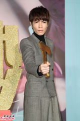 组图：萧敬腾个唱预告有惊喜 嘴含菊花写真抢先曝光