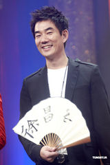 高清图：唐伯虎2京城首映 黄晓明红衣现身喜气洋洋