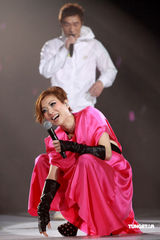 幻灯：郑秀文许志安相拥献唱 梁洛施李嘉欣捧场