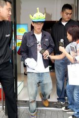 高清图：陈冠希戴卡通帽大扮可爱 最新潮店上海开张