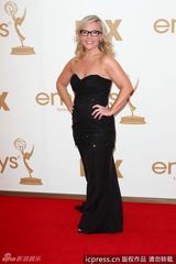 组图：艾美奖红毯 蕾切尔-哈里斯抹胸裙配眼镜