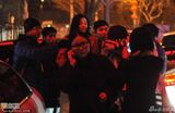 组图：范冰冰寒风等车紧裹大衣 侧脸避镜头
