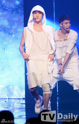 组图：AfterSchool大跳钢管舞 EXO变身狼少年