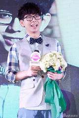 组图：胡夏专辑发布会 美女粉丝现场送熊抱