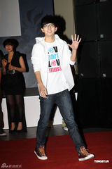 组图：胡夏抱病出席公益活动 为地震灾区献爱心