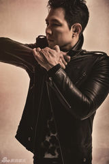 组图：韩星李政宰时尚写真彰显成熟男人魅力