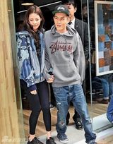 组图：陈冠希带小女友出席活动笑容满面
