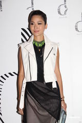 组图：何嘉莉预产期为9月 吴雨霏惹整容疑云