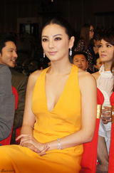 组图：张雨绮亮相大学生电影节 深V黄裙魅惑惹眼