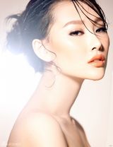 组图：李昕岳如出水芙蓉 淡定眼神突显女王气场