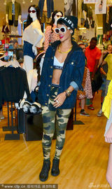 组图：蕾哈娜商场高调血拼 敞衣露bra潮范十足