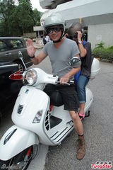 组图：谢天华带香槟道贺 医院探陈小春爱子