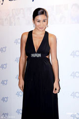 组图：赵雅芝银装亮相慈善晚宴 与老公秀恩爱