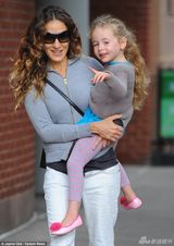 组图:杰西卡-帕克带双胞胎出游 小萝莉吐舌卖萌