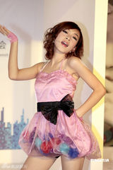 幻灯图：华谊签下“萝莉控”何曼婷 与S.H.E捞金 