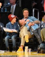 组图：贝克汉姆携三公子看球大展温馨父爱