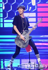 组图：SISTAR性感狂野MCD夺冠 鲁敏宇等表演