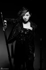 组图：万茜个性复古写真曝光 冷面朋克酷劲十足