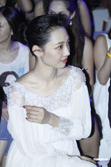 组图：白百何迷离眼妆示人 看秀交际两不误