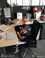 组图：王学圻孙子萌照曝光小家伙调皮可爱