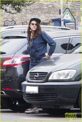 组图：暮光女现身柏林街头 休闲装会友保镖护驾