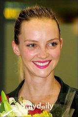 组图：加拿大名模希瑟马克斯访韩深V网纹装性感