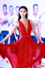 组图：范冰冰助阵COOLGUY 遇痴情粉丝胸前签名