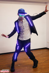 组图：蔡旻佑勤练六块肌 色诱天心同台飙歌