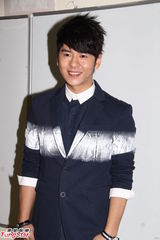 组图：古巨基录《劲歌金曲》 金刚黄山怡作告别