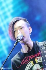 组图：黄义达十一长假不停歇 亮相三地音乐节