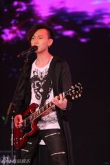 组图：黄义达时装盛典获奖 现场献唱《微光》
