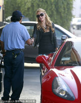 组图：希尔顿亮相购物皮裤抢镜 土豪女满载而归