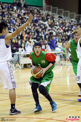 组图：萧敬腾一扫泼粪阴霾 展笑颜和学生打球