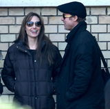 高清图：朱莉现身匈牙利 皮特贴身随行蜜吻秀恩爱