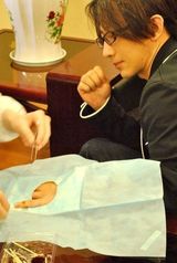 幻灯图：刘谦险断指缝七针 能否回复尚待观察