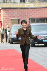 组图：孙俪为《甄嬛传》造势 造型多变赶场忙