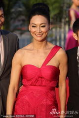 组图：惠英红亮相百花红毯 鲜红长裙气场强大